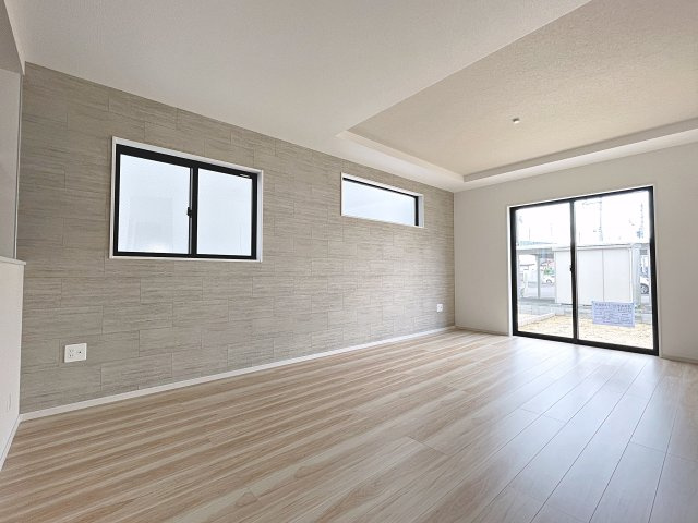 新築戸建・新築建売　郡山市富久山町8期　明健小・明健中の居間・リビング|太陽の日差しが気持ちの良いリビングは広々としているので家具を設置してもゆとりがあります！