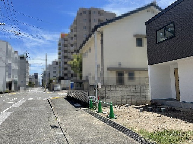 高知市北本町1丁目　中古戸建ての前面道路含む現地写真