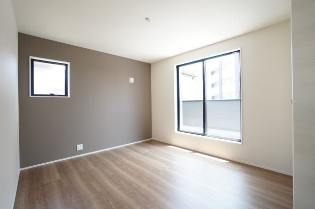 リーブルガーデン半田市瑞穂町5丁目第3の洋室|2階7.25帖洋室は大型クローゼットがありバルコニーに面した明るい主寝室です。