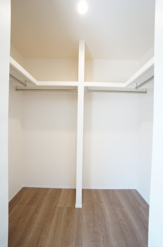 リーブルガーデン半田市瑞穂町5丁目第3の収納|2階7.25帖洋室にある大型ウォークインクローゼット！パイプハンガー、枕棚でたっぷり収納できて使いやすい♪作り付けのクローゼットで収納家具を減らしてお部屋を広く使うことができます。