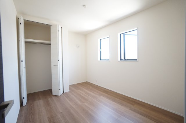リーブルガーデン半田市瑞穂町5丁目第3の洋室|2階5.44帖洋室はクローゼットがありお部屋はスッキリお使いいただけます。