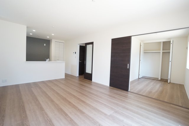 リーブルガーデン半田市瑞穂町5丁目第3の居間・リビング|15.75帖リビングと4.38帖洋室がつながる1階は開放感があります。