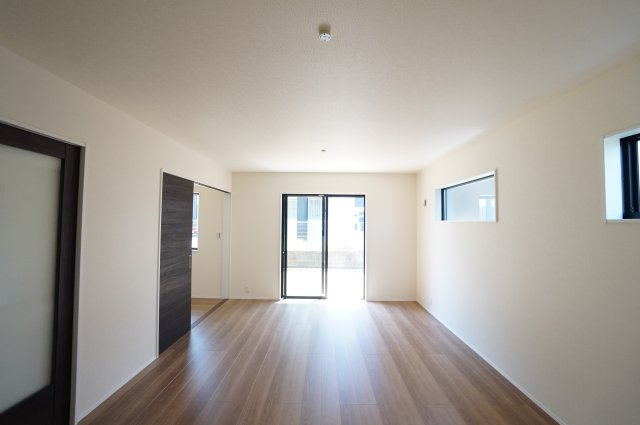 リーブルガーデン半田市瑞穂町5丁目第3の居間・リビング|15.75帖のリビング。前面に広いお庭があり日差しを遮るものがなく明るいくつろぎの空間です。ゆったりと家族団らんのひと時を過ごせます♪