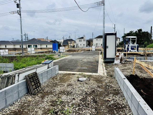 八王子市　小宮町　新築一戸建て　４期の前面道路含む現地写真|～南東側5ｍ道路に面しています～