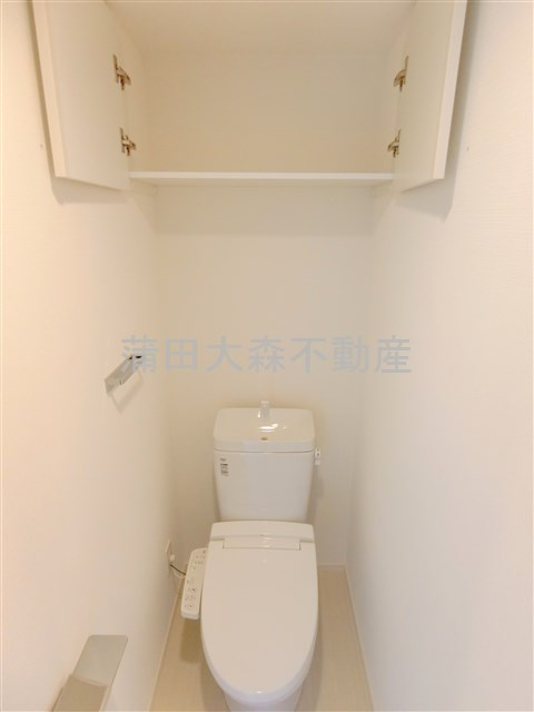 TASUKI RICHESSE KAMATAタスキリシェスシンカマタのトイレ|吊戸棚と温水洗浄便座付きのトイレ