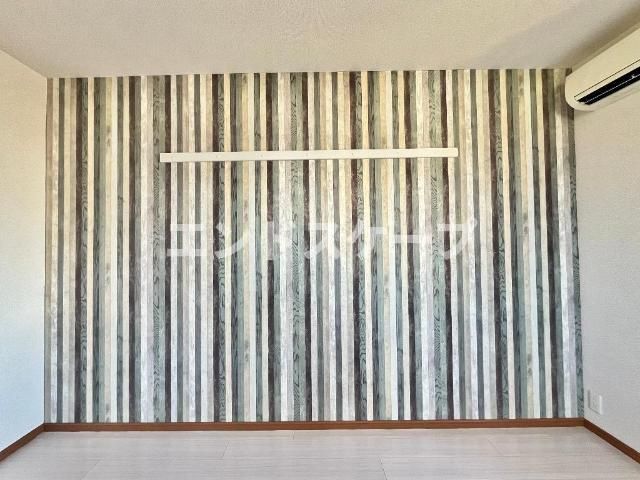 ウイング　ベルの内装|アクセントクロスにはハンガーラック付き
高崎、前橋のお部屋探しはエンドスケープまで！お客様の理想お聞かせ下さい♪