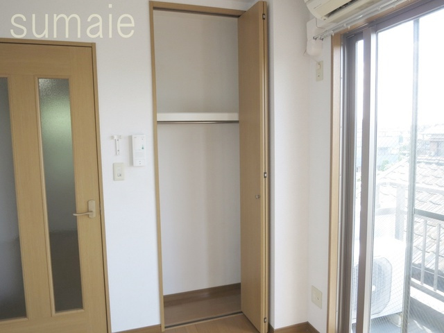サンブリッジⅢの収納|お洋服の掛けられるレール付きの収納スペースです♪