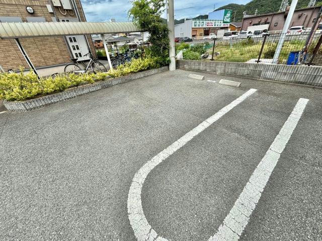 メゾン西中島の駐車場