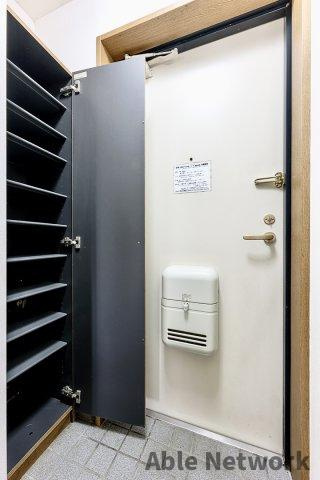 ヒルトップテラスの玄関|シューズボックス付き