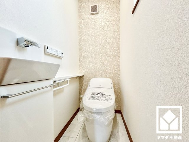 西宮市笠屋町のトイレ|明るく清潔感溢れるトイレです。1階・2階の2か所に設置されているので、朝の忙しい時間帯も混雑を避けやすい間取りです。2階はローシルエットでスッキリしたデザインのLIXILベーシアハーモを採用しています