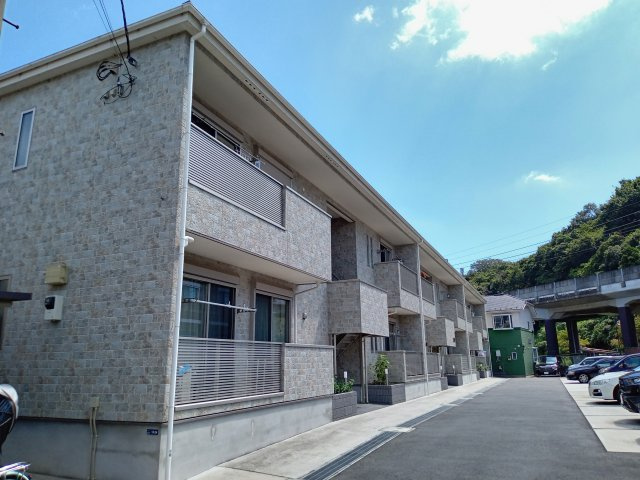 川崎市多摩区菅城下のアパートの外観