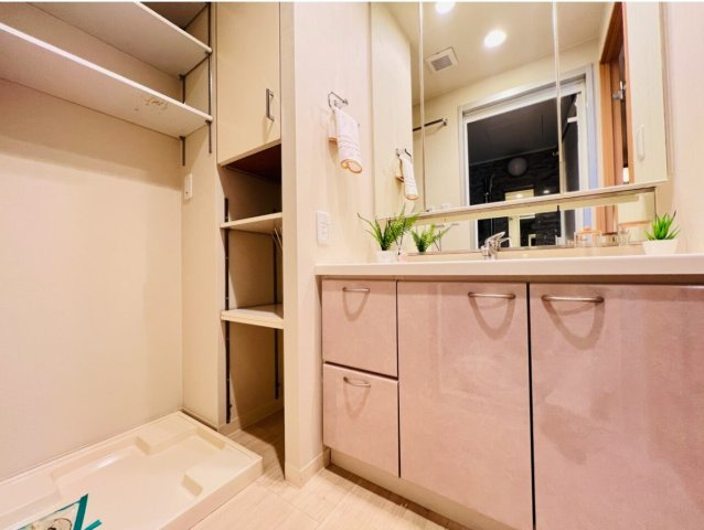 プラティーク三軒茶屋の洗面所|プラティーク三軒茶屋：三面鏡が付いた収納力もある洗面化粧台です！