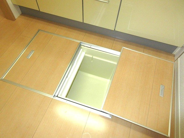 【収納】 | グランディール新百合 | キッチンにある床下収納です！食品・日用品の保存に便利ですよね☆調味料などの買い置きにもぴったり♪