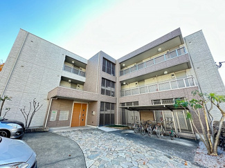 【外観】 | 小田急線「新百合ヶ丘」駅まで徒歩7分！便利な立地の3階建てマンションです♪通勤通学はもちろん、お買い物やお出かけにもGood☆