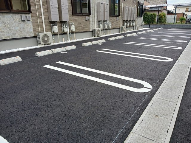 【駐車場】 | デュルセ大財 | 駐車場があるので、車を買う予定の方も安心です
