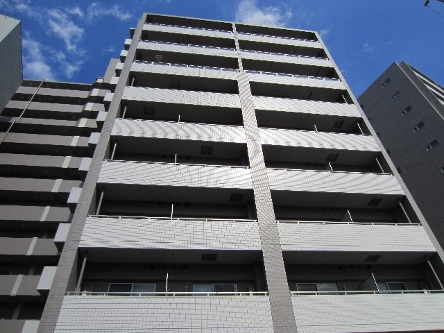 センテニアル王子神谷の外観|前面道路で明るいのが良くわかります。