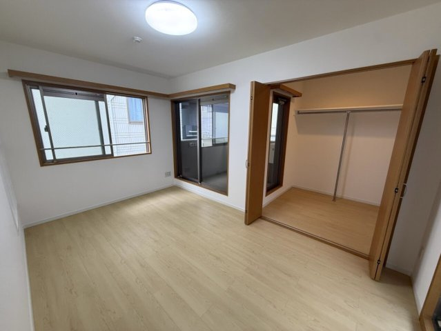 ジェイパーク渋谷イーストスクエアの洋室|ジェイパーク渋谷イーストスクエア：約７．０帖の洋室にはウォークインクローゼット・窓が付いております！