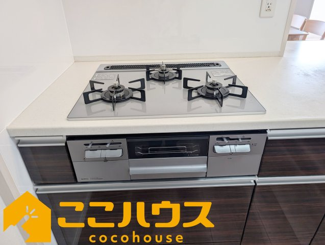 グランドパレスマリンコート西原のキッチン|三口コンロ