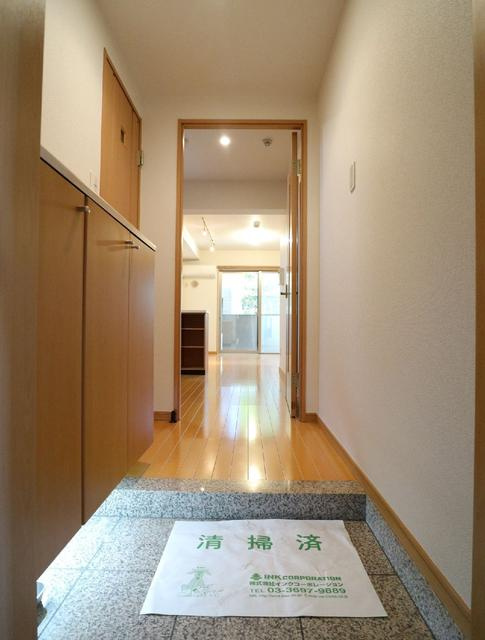 JEWEL COURT A棟の玄関