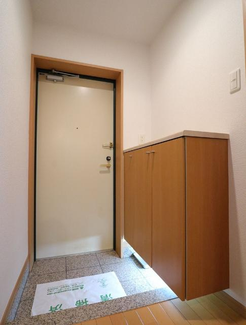 JEWEL COURT A棟の玄関
