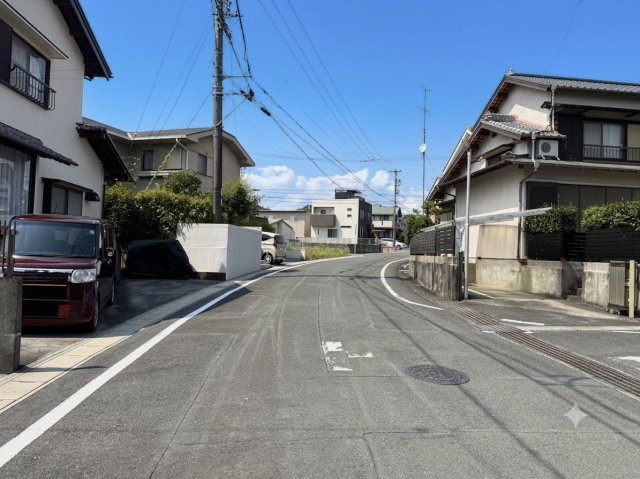 浜名区内野台4丁目の前面道路含む現地写真|メインの通りから中に入った場所になるのでほとんど車通りが無く、小さなお子様がいても安心です。

