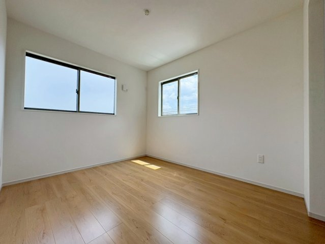 上桂西居町の洋室|【5.75帖洋室】2階は全部で4部屋ございます。お子様の一人部屋やリモートワーク用のお部屋をつくったりなど…ライフスタイルに合わせてお使いいただけます！（R8.7撮影）