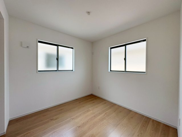 上桂西居町の洋室|【4.5帖洋室】
即ご入居可能！ローンのご相談も承りますので、ご不明点・ご不安な点、ご相談ください♪（R8.7撮影）