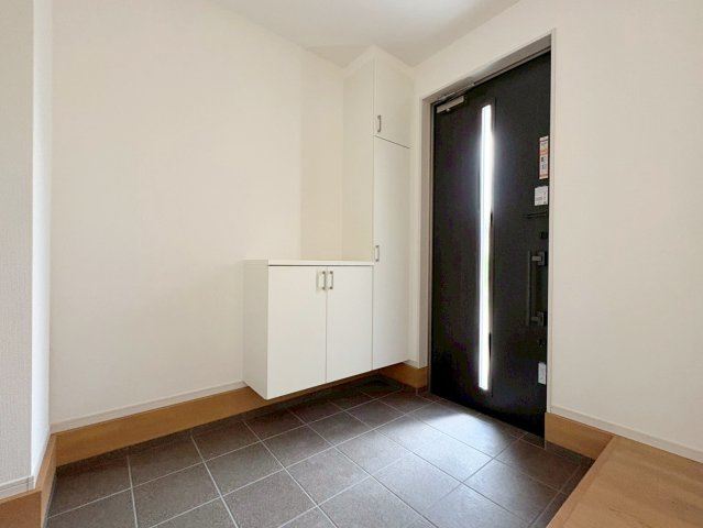 上桂西居町の玄関|住まいの「顔」となる玄関。スッキリした玄関にできるシューズボックスは欠かせない存在ですね♪（R8.7撮影）