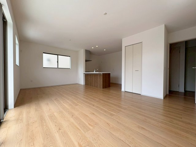 上桂西居町の居間・リビング|リビング側とキッチン側の双方からお互いの姿が見える配置の為、ご家族とのコミュニケーションがとりやすい！（R8.7撮影）