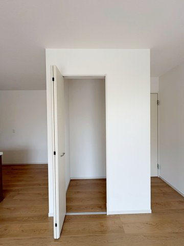 上桂西居町の収納|リビングに設けた収納にはお掃除グッズなどの収納ができ、生活感を隠すこともできちゃいます。（R8.7撮影）