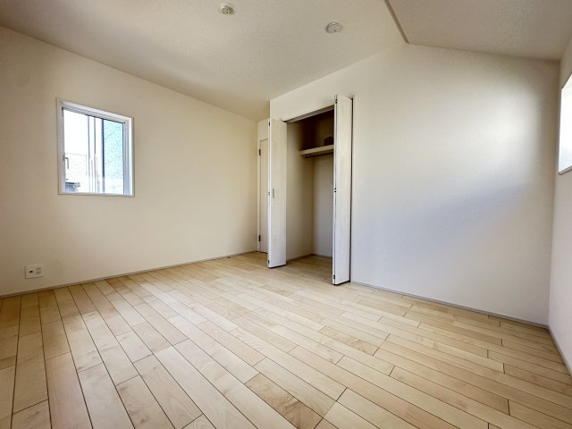 都筑区加賀原1丁目戸建ての洋室|明るい洋室は、クローゼットも備わっており、お部屋もスッキリと使えそうです。