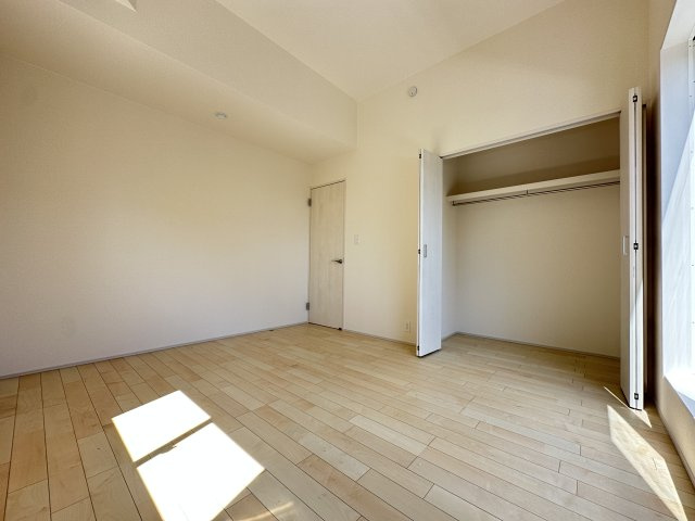 都筑区加賀原1丁目戸建ての洋室|大きなクローゼットが備わった洋室は、お洋服がお好きなお子様のお部屋としてもいいですね。