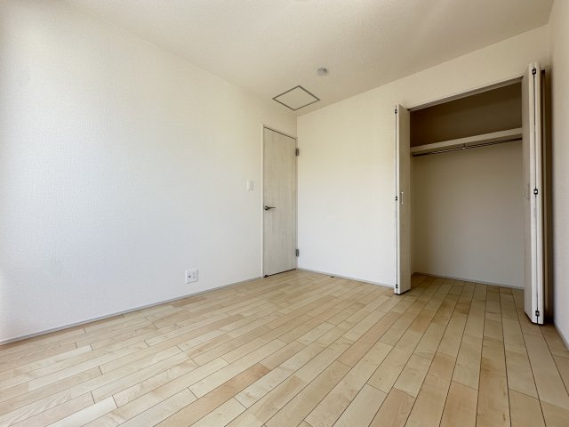 都筑区加賀原1丁目戸建ての洋室|枕棚があることで多様なお洋服の収納にも対応しやすく大切なお洋服をきれいな状態で収納できます。