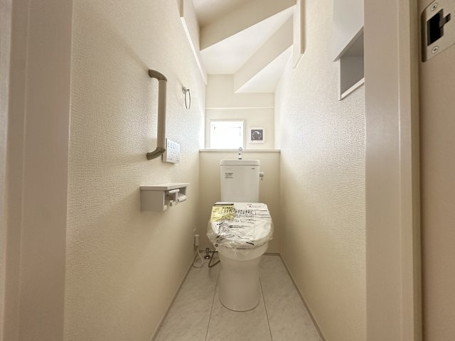 都筑区加賀原1丁目戸建てのトイレ|温水洗浄便座のトイレ設備です。奥行きの有るゆったりしたスペースのトイレ空間です。