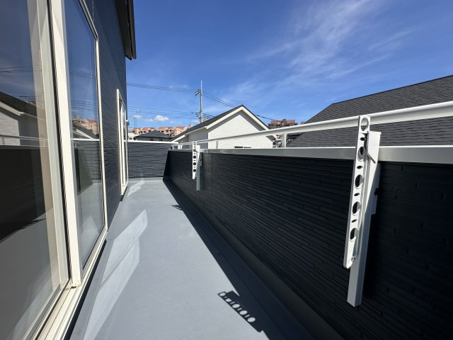 都筑区加賀原1丁目戸建てのバルコニー|２部屋から行き来できるワイドな続きバルコニーがございます。