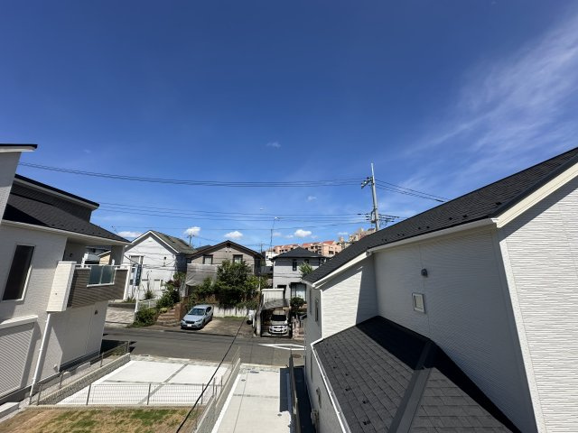 都筑区加賀原1丁目戸建ての展望|バルコニーからの眺望は抜けていて、青い空が望め、気持ちがいいですね。