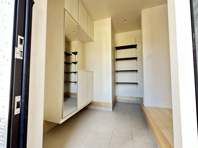 都筑区加賀原1丁目戸建ての玄関|靴や、アウトドア用品も汚れを気にせず収納でき、玄関もスッキリと使用することができます。