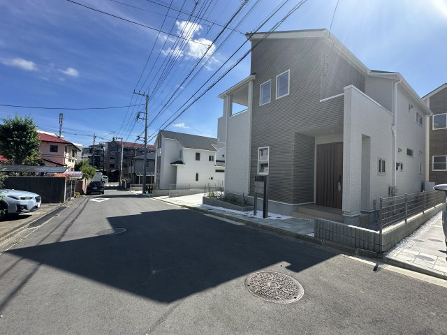 都筑区加賀原1丁目戸建ての前面道路含む現地写真|車通りも少なく、駐車時に慌てずに済みますね。