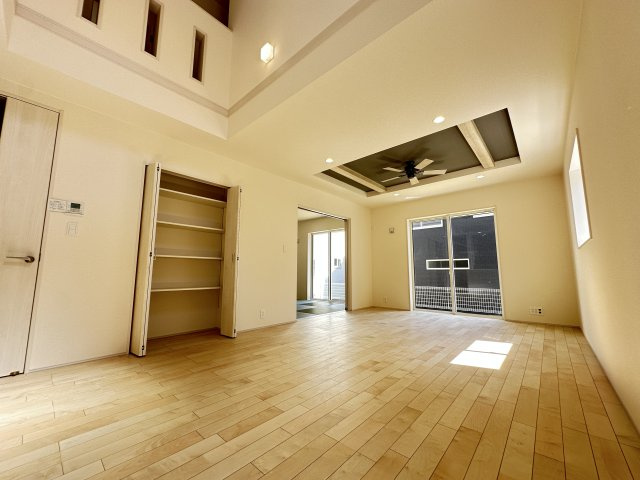 都筑区加賀原1丁目戸建ての居間・リビング|天井を高くしてリビングに開放感をプラスした折上げ天井です。