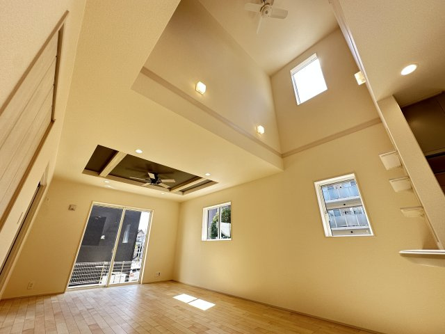 都筑区加賀原1丁目戸建ての居間・リビング|吹抜けからの採光で明るく開放的なリビング。