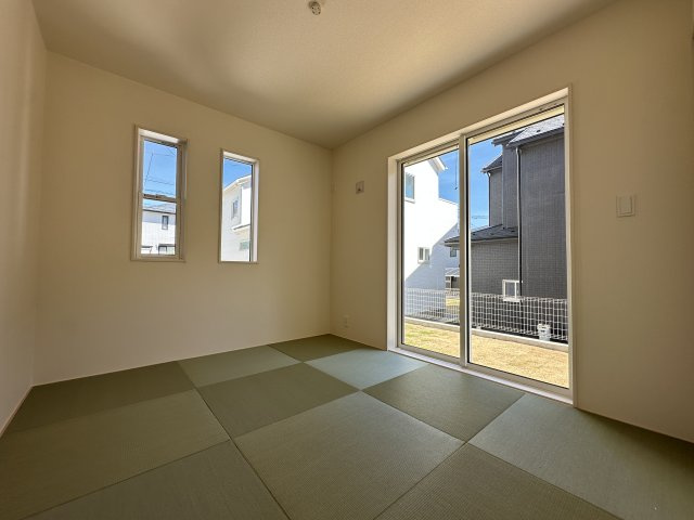 都筑区加賀原1丁目戸建ての和室|２面採光の和室は、畳の香りで落ち着くスペースです。オシャレなフチなしの琉球畳。