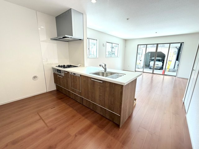 上桂西居町の居間・リビング|リビング側・キッチン側の双方からお互いの姿が見え、お料理中もお子様の様子を見守れます♪（R8.7撮影）
