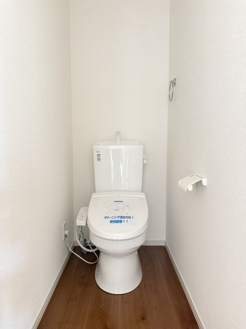 上桂西居町のトイレ|1階と2階の2ヶ所に配置しており、来客時や朝の身支度時にも同時に使えて嬉しい！（R8.7撮影）