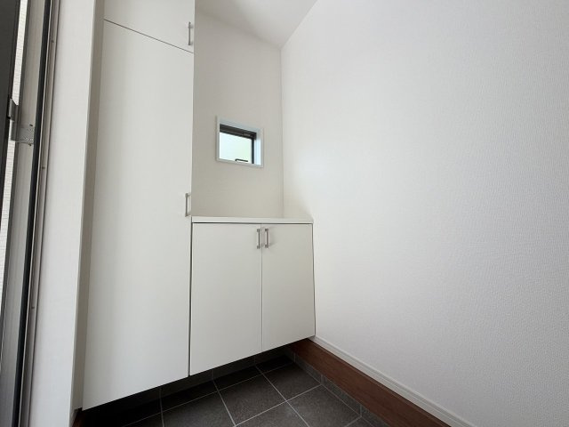 上桂西居町の玄関|住まいの「顔」となる玄関。スッキリした玄関にできるシューズボックスは欠かせない存在ですね♪（R8.7撮影）