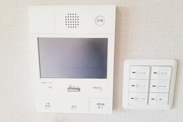 イトーピア金剛東グランヒルズの防犯設備|モニター付きインターホン：来客時も安心の設備です。