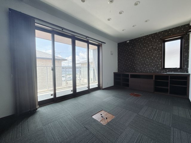 【中古戸建】高崎市飯塚町の洋室|■洋室｜2面採光で明るい1階の洋室。お掃除がしやすいです♪大きな収納もあって嬉しい！