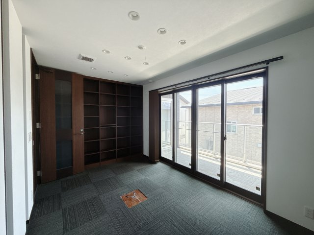 【中古戸建】高崎市飯塚町の洋室|■洋室｜洋室には大きな窓をご用意しています。日中はあたたかな日差し差し込み自分時間も充実できますね！