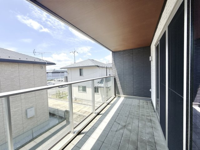 【中古戸建】高崎市飯塚町のバルコニー|■バルコニー｜プライバシーが守られたインナーバルコニーは、くつろぎの空間としても、アウトドアの空間としても活躍をしてくれます。