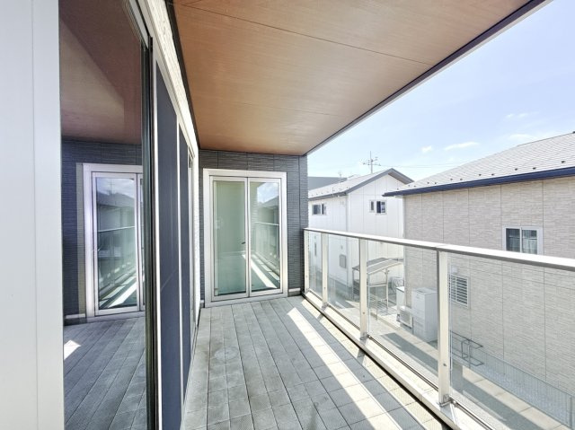 【中古戸建】高崎市飯塚町のバルコニー|■バルコニー｜あたたかな陽のひかりを浴びることのできるバルコニー。お洗濯物やお布団を干せば、家族みんなが気持ちよく暮らすことができます(*^^*)
