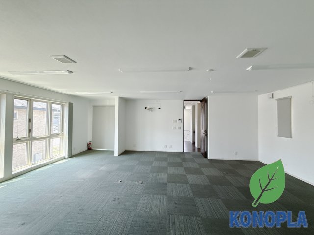 【中古戸建】高崎市飯塚町の居間・リビング|■リビング｜ひろーいこちらの空間は事務所としても◎リビングとしても◎使い方は自由な空間です♪